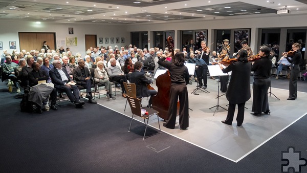 Die zehn Nachwuchs-Musiker und ihr Professor begeisterten das Publikum im vollbesetzten Ratsaal mit ihrem schon traditionellen Auftritt zugunsten der Schwerst- und Langzeitpflege der Communio in Christo. Foto: Ronald Larmann/pp/Agentur ProfiPress