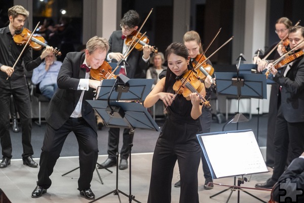 Vollen Einsatz für einen wunderschönen Klassik-Abend boten Professor Benjamin Bergmann, die Solistin Jukyeong Kim und die Mainzer Musici beim Dreikönigskonzert im Mechernicher Rathaus. Foto: Ronald Larmann/pp/Agentur ProfiPress