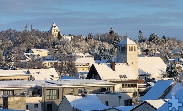 Von einer bereits einwöchigen stabilen Winterwetterlage kündet der Blick über die Mechernicher City mit Rathaus und den Kirchen am Johannesberg, aufgenommen von einem erhöhten Punkt in der Emil-Kreuser-Straße. Foto: Manfred Lang/pp/Agentur ProfiPress