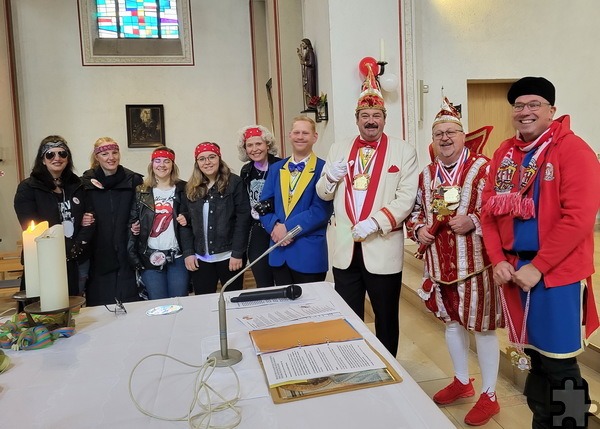 Kirchlicher Tribut an den Fasteleer, der schon im Mittelalter Eingang in die Gotteshäuser und auf die Kanzeln fand: Ordensverleihung 2024 am Altar der Mechernicher Pfarrkirche an die als Rocker verkleideten Initiatorinnen des Familienmesskreises. Archivfoto: Manfred Lang/pp/Agentur ProfiPress