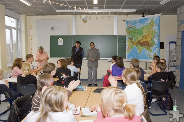 Der unvergessene Johannes Klinkhammer (l.), in der Bevölkerung oft als „der gute Mann von Vussem“ bezeichnet, beim Besuch der Mechernicher Gesamtschule. Archivfoto: pp/Agentur ProfiPress