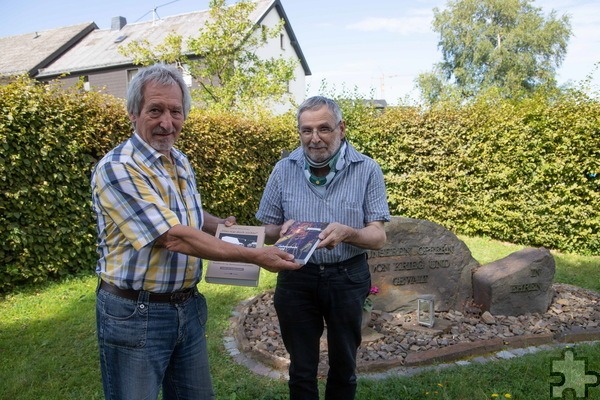 Seinen Niederschlag fand Pfarrer Leonhard Heinrich Bauers tragisches Leben und Sterben übrigens in dem Buch „Hier war doch nichts“, das die „Ideenwerkstatt Waldkirch in der NS-Zeit“ realisiert hat. Ein Exemplar des Werkes überreichte in Anerkennung der guten Zusammenarbeit Roland Burkhart, Mitglied der Ideenwerkstatt, an Karl Reger vom Arbeitskreis JUDIT.H „Der Beitrag beruht hauptsächlich auf unseren Recherchen“, machte Reger deutlich. Foto: Stephan Everling/pp/Agentur ProfiPress