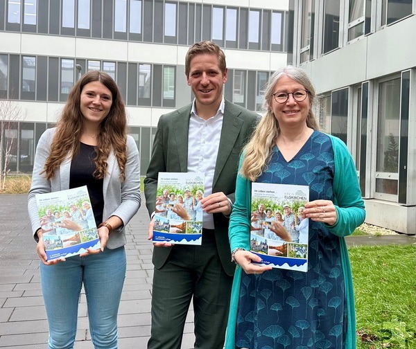 Landrat Markus Ramers, Milena Lorse (l.) und Inge Garbes vom Z.I.P. präsentieren die neue Auflage des Seniorenwegweisers im Kreis Euskirchen. Foto: Wolfgang Andres/Kreis Euskirchen/pp/Agentur ProfiPress