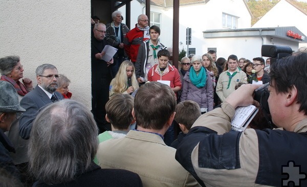 Die Initiative JUDIT.H sorgte 2014 dafür, dass Stolpersteine für den evangelischen Pfarrer und Nazigegner Wilhelm Hermann und auch für den wehrhaften katholischen Märtyrer und Pfarrer Leonhard Bauer verlegt wurden. Eine Aufnahme in die Reihen der anerkannten Blutzeugen des 20. Jahrhunderts hält Karl Reger jun. (l.) nach wie vor für angebracht. Foto: Privat/pp/Agentur ProfiPress