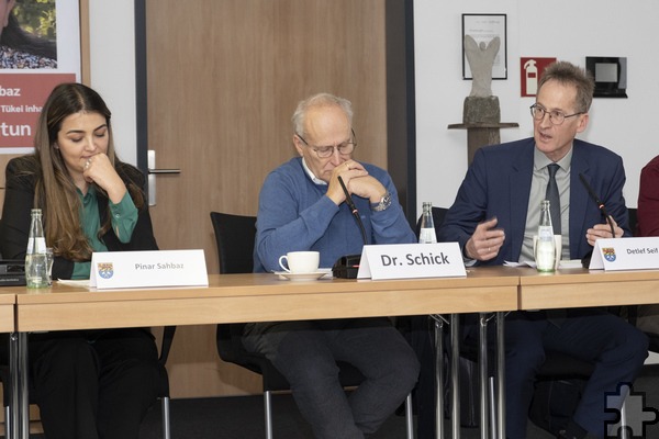 Der Bundestagsabgeordnete Detlef Seif (r.) berichtete von seinen vielfältigen Bemühungen um die Freilassung der beiden Mechernicherinnen. Foto: Ronald Larmann/pp/Agentur ProfiPress