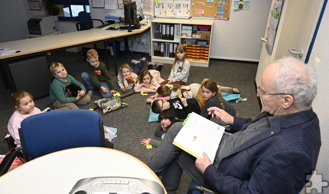 Beim Vorlesetag der Grundschule Satzvey lauschten die Kinder Geschichten teils an ungewöhnlichen Orten. So zum Beispiel im Büro der Direktorin, wo Bürgermeister Dr. Hans-Peter Schick las… Fotos: Henri Grüger/pp/Agentur ProfiPress