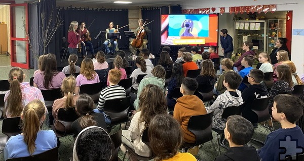 Ein Streichquartett des WDR-Sinfonieorchesters spielte ein Neujahrskonzert unter dem Motto „Dackl trifft Brahms und Strauß" im Foyer der Grundschule Mechernich. Fotos: Grundschule Mechernich/pp/Agentur ProfiPress