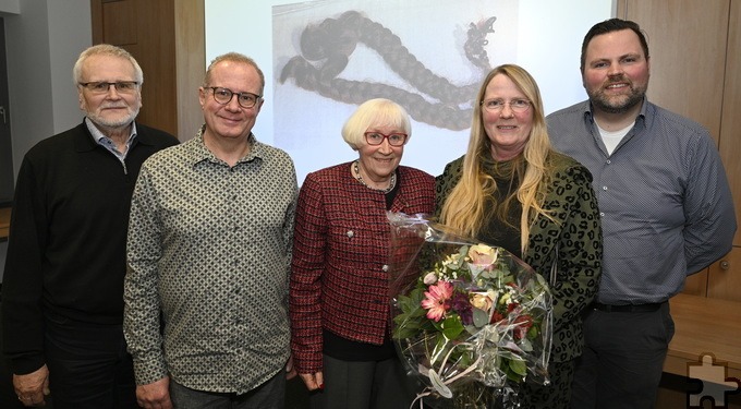 Kehren (2. v. l.), ihr heute erwachsener Sohn Michael (r.), sowie (v. l. Wolfgang Freier, Rainer Schulz und Gisela Freier von der Mechernicher Arbeitsgruppe „Forschen-Gedenken-Handeln“, die den Abend organsiert haben, freuten sich sehr über den großen Andrang und das hohe Spendenaufkommen gegen das Vergessen.