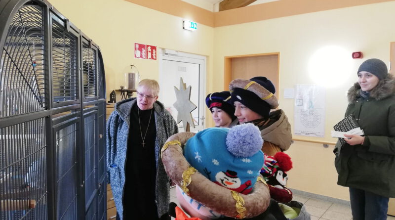 Im Hospiz „Stella Maris“ der Communio in Christo in Mechernich mit Schwester Lidwina vor dem Käfig von Papagei „Coco“ im Foyer: Begleiterin Angelina Meier, Emil Holzheim, Tino Stupning, Jonas und Jan Stupp. Foto: Agnes Peters/pp/Agentur ProfiPress