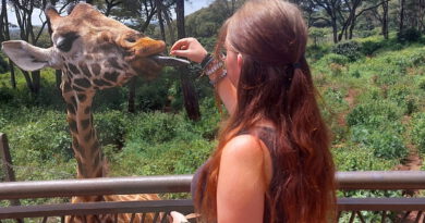 Ein Jahr lang lebt und arbeitet Emma Göken aus Mechernich im ostafrikanischen Land Uganda. Dort fraß ihr sogar schon eine Giraffe aus der Hand. Foto: Privat/pp/Agentur ProfiPress