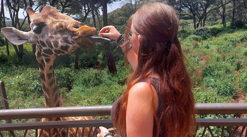 Ein Jahr lang lebt und arbeitet Emma Göken aus Mechernich im ostafrikanischen Land Uganda. Dort fraß ihr sogar schon eine Giraffe aus der Hand. Foto: Privat/pp/Agentur ProfiPress