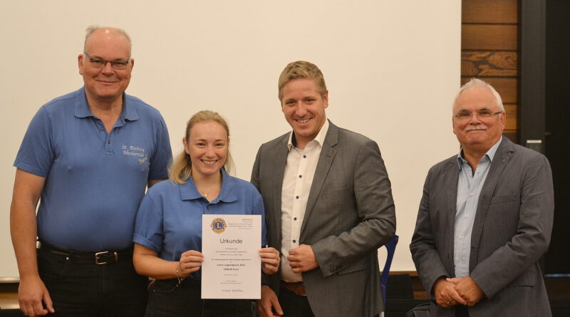 Vor zwei Jahren hatte die Jugendgruppe der GdG St. Barbara Mechernich (hier mit Pfarrer Erik Pühringer, l.) den Jugendpreis der Lions Clubs gewonnen. Nun werden wieder neue kreative Projekte gesucht. Archivbild: pp/Agentur ProfiPress