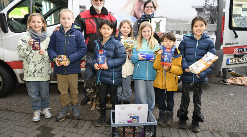 Sieben junge Tierfreundinnen und -freunde haben in Eigenregie Futter- und Geldspenden für das Mechernicher Tierheim gesammelt. Entsprechend groß war die Freude auf allen Seiten. Fotos: Henri Grüger/pp/Agentur ProfiPress