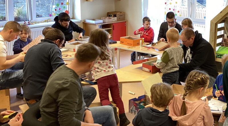 Die „kleinen Strolche“ aus Dollendorf forschten gemeinsam mit ihren Vätern in Sachen Energieversorgung. Foto: Birgit Bresgen/pp/Agentur ProfiPress