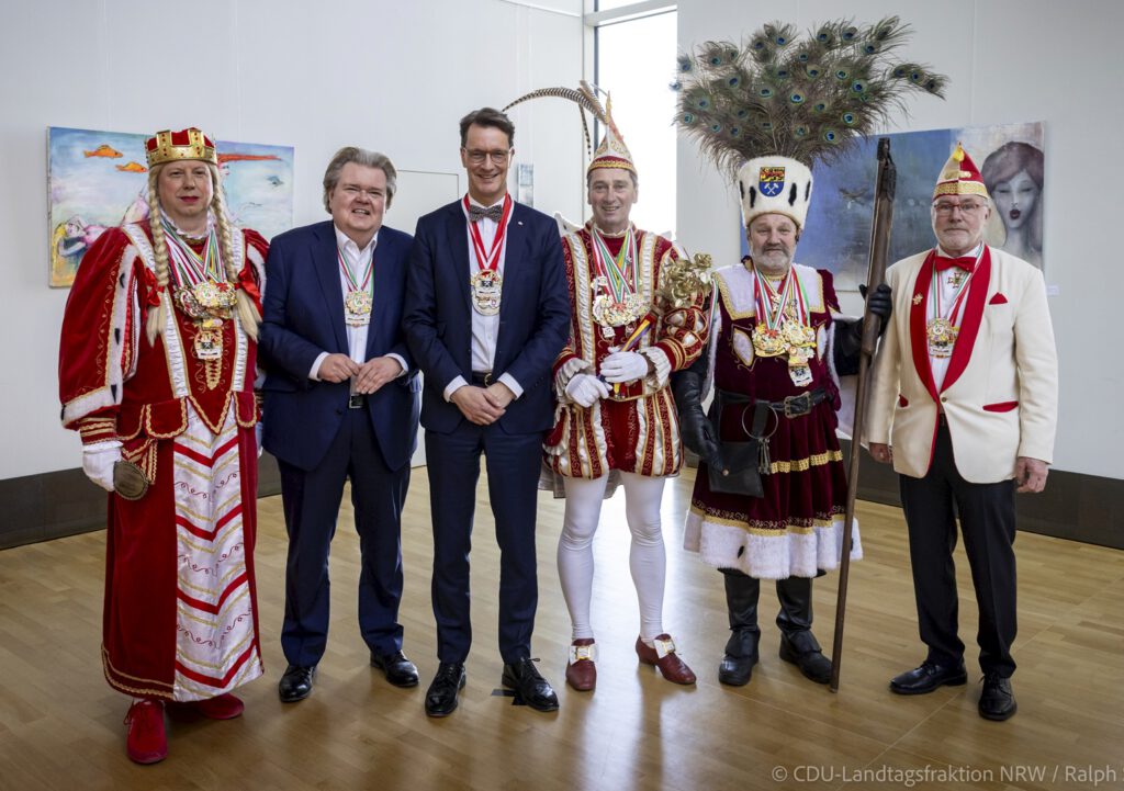 Aus den Händen von Hendrik Wüst (3. v. l.) und Klaus Voussem (2. v. l.) erhielt das Mechernicher Dreigestirn den Sessionsorden des NRW-Ministerpräsidenten. Foto: Ralph Sondermann/CDU Landtagsfraktion NRW/pp/Agentur ProfiPress