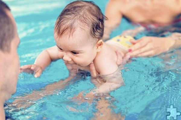 Die Familienbildung des DRK bietet Babyschwimmkurse in Weilerswist ab 7. März, für verschiedene Altersgruppen. Symbolbild: DRK-Kreisverband Euskirchen/pp/Agentur ProfiPress