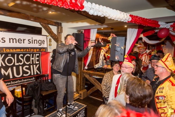 Der Künstler WirtZ, der live im Kommerner Stollen auftrat, schaffte es mit seiner Hymne „Su schön“ erneut auf Platz 3 Foto: Der_Steh/pp/Agentur ProfiPress