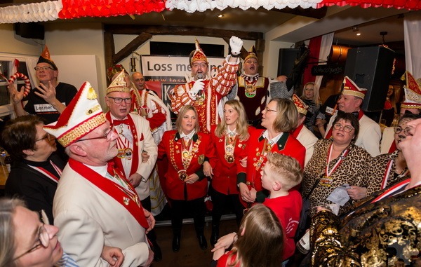 Prinz Günter I. (Schmitz) machte auch beim Dirigieren eine fantastische Figur. Nicht nur deshalb war „Kommere, sing met“ mal wieder eine super Veranstaltung. Foto: Der_Steh/pp/Agentur ProfiPress