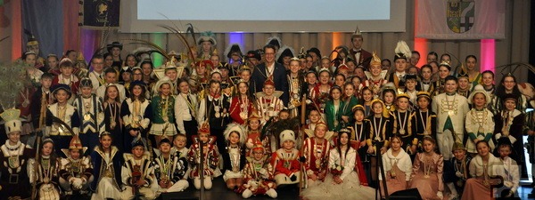 Das „Massenfoto“ mit allen Kinder-Tollitäten und deren Gefolgen. Foto: Reiner Züll/pp/Agentur ProfiPress