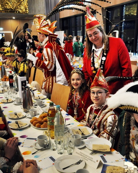 Prinz Emil und Prinzessin Annika ließen es sich an der reichlich gedeckten Tafel gutgehen. Hinter ihnen die Vorsitzende Simone Saßmann. Foto: Reiner Züll/pp/Agentur ProfiPress