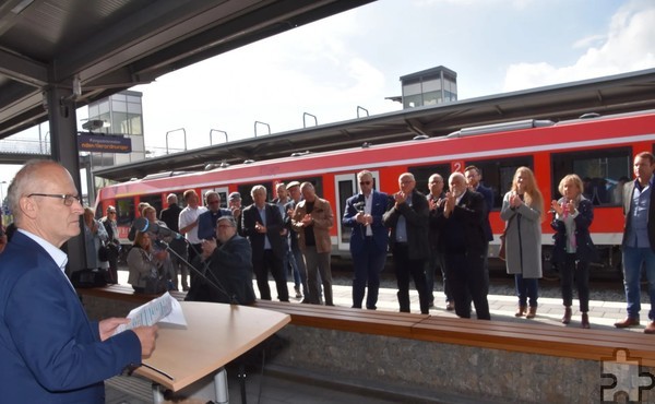 Bürgermeister Dr. Hans-Peter Schick erhielt beim Festakt im April 2022 viel Applaus für den fast vollendeten Abschluss der knapp elf Millionen Euro teuren Bahnsteig- und Anlagenmodernisierung im Mechernicher Bahnhof. Die Stadt hatte die Maßnahme auf eigene Faust in die Hand genommen, obwohl sie DB-seitig noch lange nicht an der Reihe gewesen wäre. Das Projekt leitete Erster Beigeordneter Thomas Hambach. Foto: Manfred Lang/pp/Agentur ProfiPress