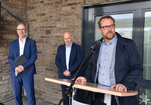 „Bessere Zusammenarbeit mit Mechernich als mit einer Großstadt“: Dieses Lob hatte Nahverkehrschef Dr. Norbert Reinkober (v.l.) für Bürgermeister Dr. Hans-Peter Schick und dessen stellvertretenden Stadtverwaltungschef und Bahnhofs-Projektmanager Thomas Hambach mit an den Bleiberg gebracht. Foto: Manfred Lang/pp/Agentur ProfiPress