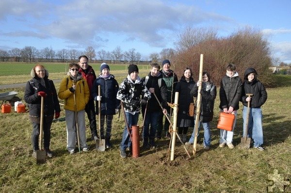 Einige Teilnehmerinnen und Teilnehmer der Garten- und der Tierforscher-AG des Mechernicher Gymnasiums Am Turmhof hatten kürzlich die Gelegenheit, an einer „Baumpflanzaktion der besonderen Art“ teilzunehmen. Foto: Jürgen Antwerpen/pp/Agentur ProfiPress