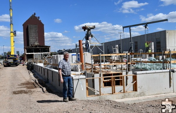 Baustelle am ehemaligen RWZ/Speuser-Landhandel am Bahnhof mit dem Unternehmer Hubert Schilles. Er und sein Zwillingsbruder Peter errichteten dort ein auch optisch sehr ansehnliches multifunktionales Gebäude, das in erster Linie integrativen und medizinischen Zwecken dient. Archivfoto: Manfred Lang/pp/Agentur ProfiPress