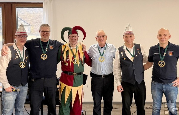 Der neue „Bellejeck“ der Großen Kölner Karnevalsgesellschaft von 1900, Dirk Gemünd aus Mechernich (3.v.l.), sagte Feuerwehrchef Ralph Herges (r.) Dank für seine Rettung und Evakuierung aus einem brennenden Moselhotel in Kues. Links Sohn Dustin, zweiter von rechts Dr. Peter Schweikert-Wehner. Foto: Privat/pp/Agentur ProfiPress