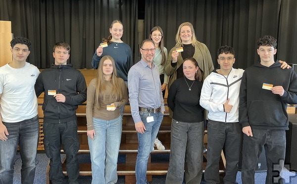 Schüler/innen des Religionskurses der Einführungsphase in die gymnasiale Oberstufe der Gesamtschule Mechernich organisierten ein Hearing über die Organspende mit ihrer Religionslehrerin Eva Bruns. In der Mitte Dr. Dirk Schedler, der Transplantationsbeauftragte der Uniklinik Köln. Foto: Josef Brossette/pp/Agentur ProfiPress