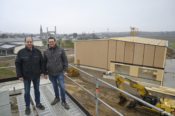 Vom Gründach der Schule aus hat man einen guten Blick auf die neue Turnhalle und ganz Firmenich. Bis hier hoch führte die Baustellen-Tour von Andreas Kurth (l.) und Christoph Breuer. 