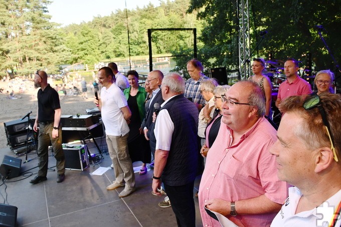 Im Juni 2024 eröffneten Gäste aus den beiden deutschen Partnerstädten Mechernich und Leck gemeinsam mit Jacek Pauli (l.), dem derzeitigen Bürgermeister von Skarszewy, am nahen Borówno-Wielkie-See das traditionelle mit Sommerfest. Foto: Manfred Lang/pp/Agentur ProfiPress