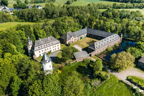 Auch zur Burg Dreiborn und ihrer bewegten Geschichte hält der Wanderführer interessante Infos bereit.