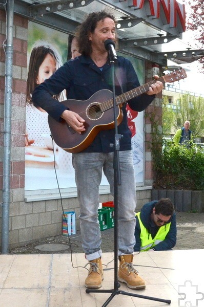 Wie Kölsch-Rocker Stephan Brings bei einer großen Demo im vergangenen Jahr, will man die Demokratie vor Sabotage schützen. Darum gestaltete man gemeinsam einen Flyer.