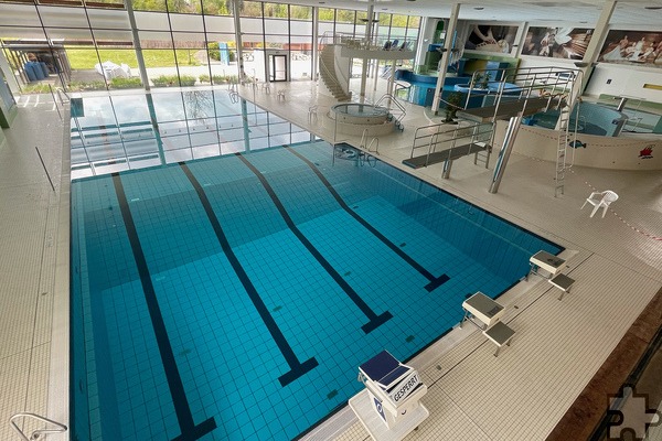 Ab ins Becken: Die Schwimmschule Wellenbrecher kooperiert ab Mitte April mit der Eifel-Therme Zikkurat. Das Firmenicher Bad wird zum fünften Wellenbrecher-Standort im Kreis. Foto: Eifel-Therme Zikkurat/pp/Agentur ProfiPress