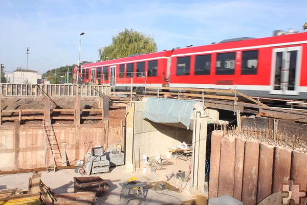 Wie eine „Operation am offenen Herzen“ verliefen die umfangreichen Bauarbeiten an der Bahnstrecke Köln-Trier-Saarbrücken durch die Ortslage von Mechernich, hier passiert ein Nahverkehrszug die Baustelle an der Bahnunterführung Friedrich-Wilhelm-Straße. Foto: Steffi Tucholke/pp/Agentur ProfiPress