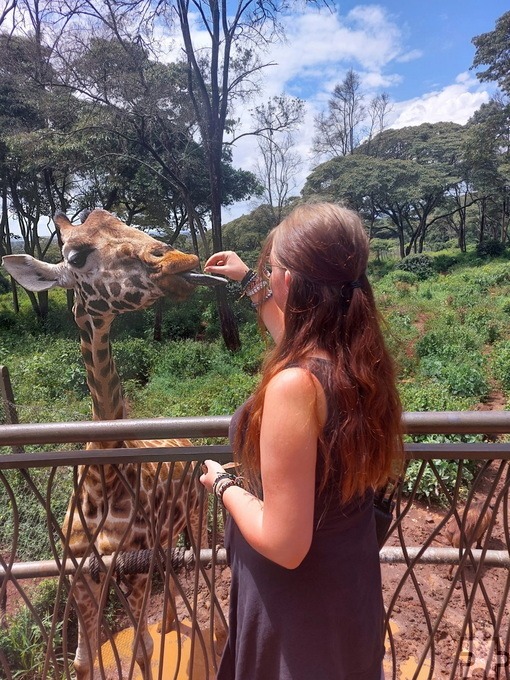 Ein Jahr lang lebt und arbeitet Emma Göken aus Mechernich im ostafrikanischen Land Uganda. Dort fraß ihr sogar schon eine Giraffe aus der Hand. Foto: Privat/pp/Agentur ProfiPress