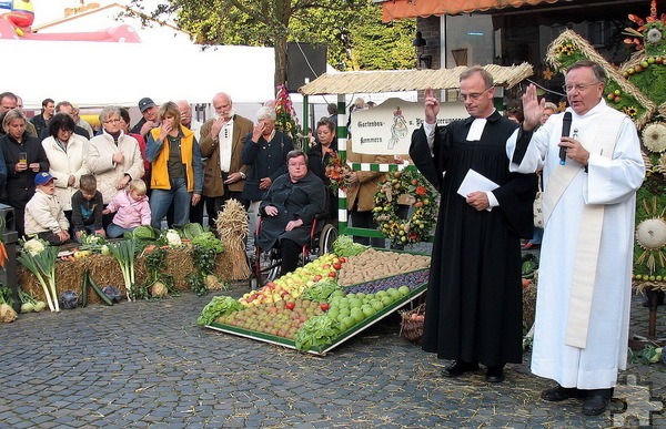 Erntedankfest auf dem Arenbergplatz in Kommern: Diakon Horst Lennartz (v.r.) und der evangelische Pfarrer Dr. Michel Stöhr segnen die Erntegaben von den Feldern und aus den Gärten. Foto: Johannes Ley/pp/Agentur ProfiPress