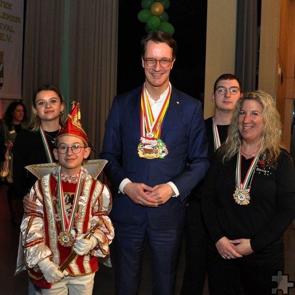 Familienfoto mit dem Landesvater: Am Ende der Veranstaltung stellte sich Hendrik Wüst mit Emil, dessen Mutter und den Geschwistern zum Erinnerungsfoto. Foto: Reiner Züll/pp/Agentur ProfiPress