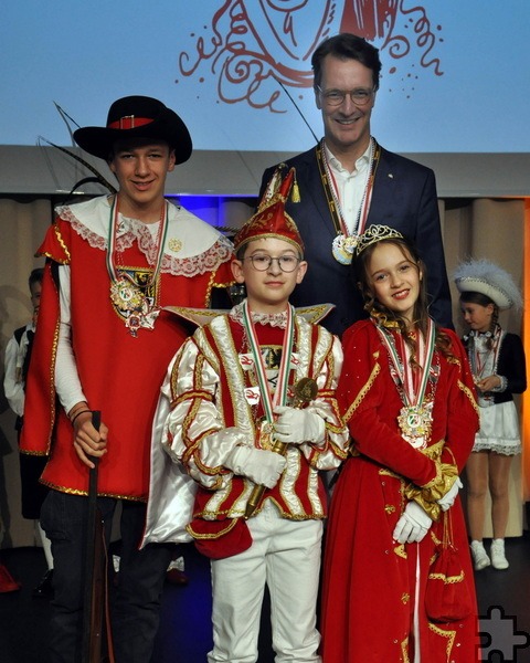 Foto des Ministerpräsidenten mit dem Kaller Kinderprinzenpaares Emil und Annika fürs Landesarchiv. Links Annikas Bruder Nico, der in der Session 19/20 Kinderprinz in Kall war. Foto: Reiner Züll/pp/Agentur ProfiPress 