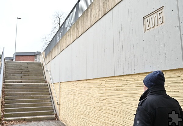 Die kombinierte Fußgänger- und Radfahrerunterführung an der Stelle des früheren Bahnübergangs Friedrich-Wilhelm-Straße ziert die Jahreszahl „2015“. Das 2,5 Millionen Euro teure Bauwerk wird im neuen Jahr eine Dekade alt. Der Durchstich Bahnhofsberg für 16,5 Millionen Euro wurde bereits Mitte Dezember 2014 für den Straßenverkehr freigegeben. Foto: Sabine Roggendorf/pp/Agentur ProfiPress