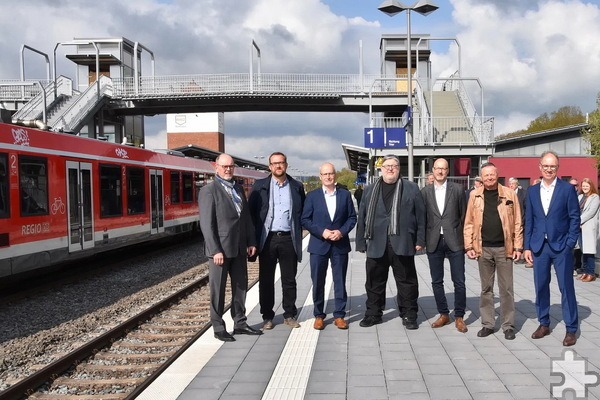 Nach der Bahnhofseinweihung im, April 2022 stellten sich (v.r.) Dr. Norbert Reinkober, Hans Schmitz, Kai Rossmann, Bernd Kolvenbach, Dr. Hans-Peter Schick, Thomas Hambach und Jens Schäfer zum Gruppenbild auf den Bahnsteig, von rechts im Hintergrund die Kommunalpolitiker Peter von Wilcken, Birgit Braun-Näger, Hermann-Josef Krest, Vize-Bürgermeister Günter Kornell und Beppo Wassong sowie der Planer Wilfried Claesgens vom Büro Gotthard & Knipper. Auf dem Bild fehlt Reinhard Hübner vom zweiten Planungsbüro Schmidt. Foto: Manfred Lang/pp/Agentur ProfiPress