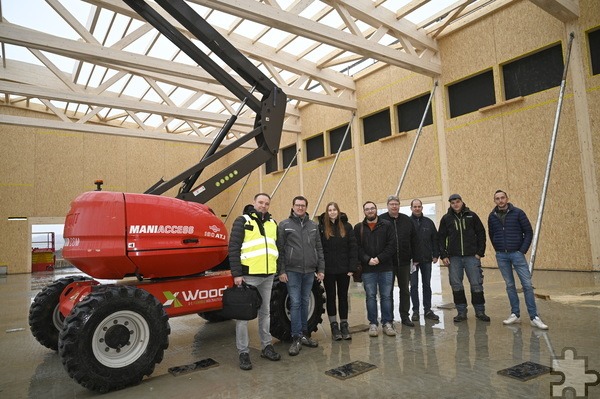 Konnten bei der Baubesprechung positive Zwischenbilanz zur neuen Turnhalle in Firmenich-Obergartzem ziehen: (v. l.) Ingolf Stock (ITG), Bauplaner Christoph Breuer, Isabelle Schmidtchen und Fabian Fend (Rumpf Architekten), Franz-Peter van Eisern (Pitz), Bauplaner Andreas Kurth sowie Markus Reuter (Vorarbeiter) und Michael Schumacher (Geschäftsführer) von X-Wood. Fotos: Henri Grüger/pp/Agentur ProfiPress