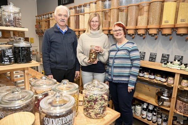 (V. l.) Erwin Peetz, Felicitas Bauernschmidt und Silvia Schlaugat-Müller bei der Spendenübergabe der 300 Euro für benachteiligte Kinder im Mechernicher Unverpacktladen „Haferflöckchen“. Foto: Henri Grüger/pp/Agentur ProfiPress