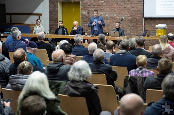 Über die Wiederaufbauplan-Förderung sagte Fachbereichsleiter Mario Dittmann in der überaus gut besuchten Vussemer Turnhalle: „Das ist ein Tropfen auf den heißen Stein.“ Foto: Ronald Larmann/pp/Agentur ProfiPress