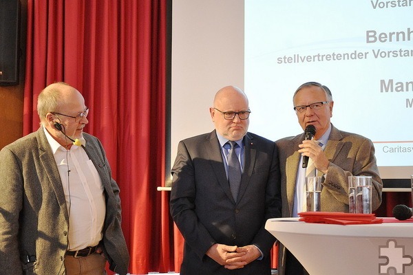 Bei der Wachablösung im Kreis-Caritasverband 2018: Diakon Horst Lennartz (v.r.), sein Vorstandskollege Bernhard Becker und der Moderator, Diakon Manfred Lang. Foto: Mohammed Isso/Caritas/pp/Agentur ProfiPress 