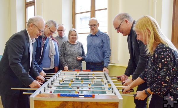 In der Kleinen Offenen Tür von Stadt und Kirche gehts rund, nicht nur beim Kickerspiel der Offiziellen bei der Eröffnung, links Bürgermeister Dr. Hans-Peter Schick, rechts K.O.T.-Leiterin Anja Lehmann und Pfarrer Erik Pühringer. Archivfoto: pp/Agentur ProfiPress