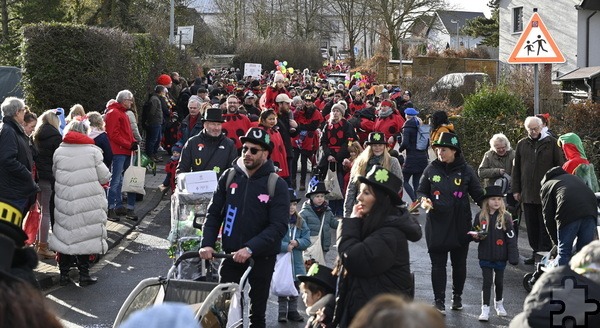 Viele hundert Jecken feierten mit, als sich der legendäre Kommerner Kinderzug wieder durch die Straßen und Gassen schlängelte. Fotos: Henri Grüger/pp/Agentur ProfiPress