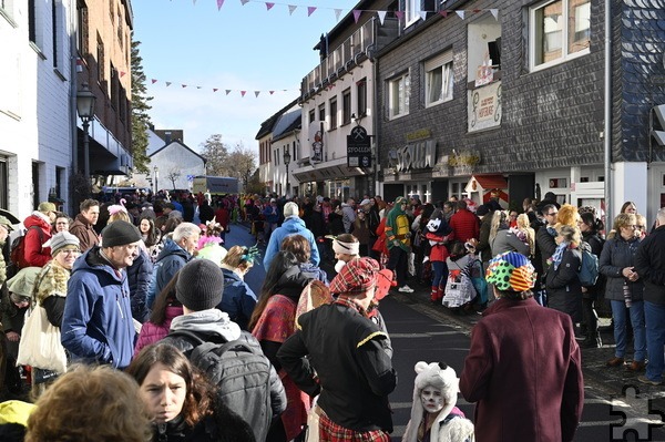 Schon bevor der Zug da war, füllte sich der Ortskern von Kommern mit bunt kostümierten Jecken allen Alters.