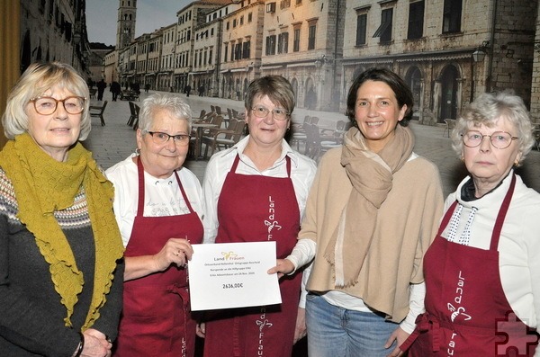 Eine Spende über 2636 Euro übergaben Gertrud Sieberath, Elisabeth Tapper und Gertrud Hermes (in Schürzen v.l.) an Kathi Greuel (l.) und Katrin Kuhl (2.v.r.) von der Hilfsgruppe Eifel. Foto: Reiner Züll/pp/Agentur ProfiPress